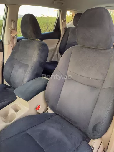 Nissan Xtrail (Helder Wit), 2016 te huur in Dubai