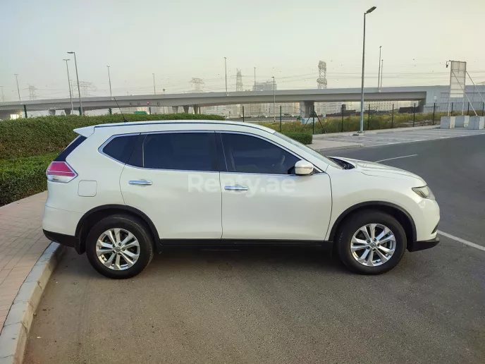 Nissan Xtrail (Helder Wit), 2016 te huur in Dubai