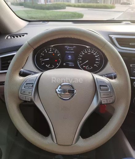 Nissan Xtrail (Helder Wit), 2016 te huur in Dubai