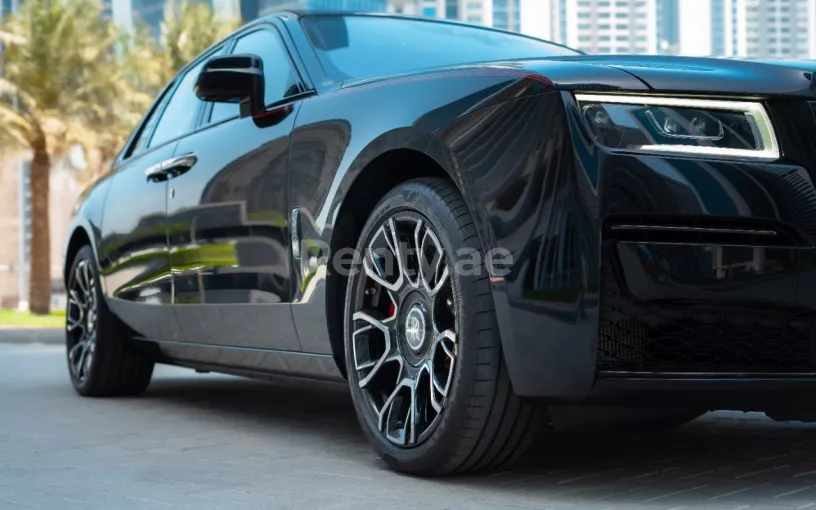 Rolls Royce Ghost Black Badge (Negro), 2022 para alquiler en Dub&aacute;i
