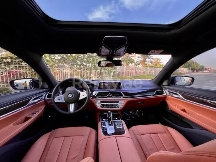 BMW 730 (Черный), 2022 для аренды в Дубай