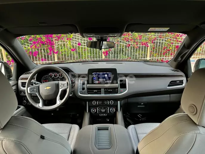 Chevrolet Tahoe (Negro), 2022 para alquiler en Dub&aacute;i