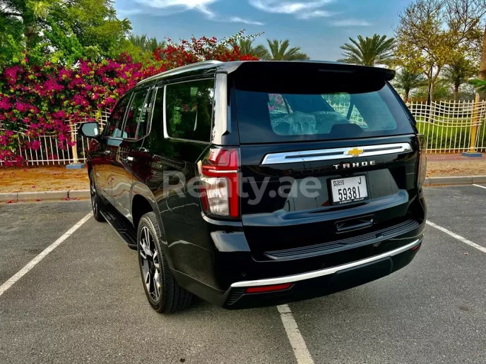 Chevrolet Tahoe (Negro), 2022 para alquiler en Dub&aacute;i