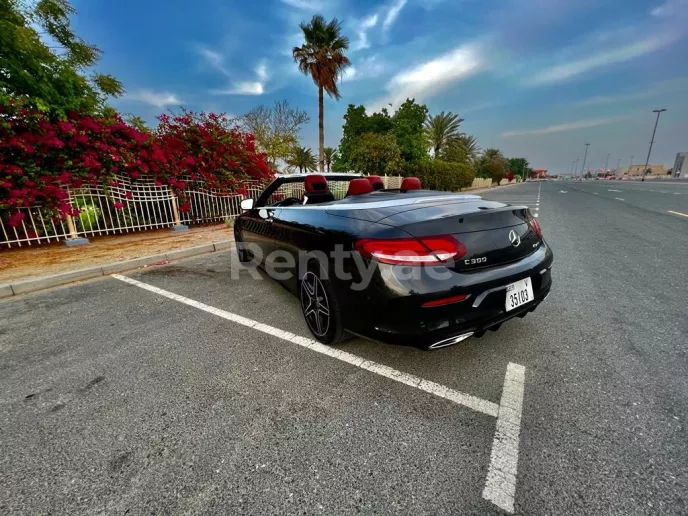 Dubai'de kiralık Mercedes C300 D&ouml;n&uuml;şt&uuml;r&uuml;lebilir (Siyah), 2021