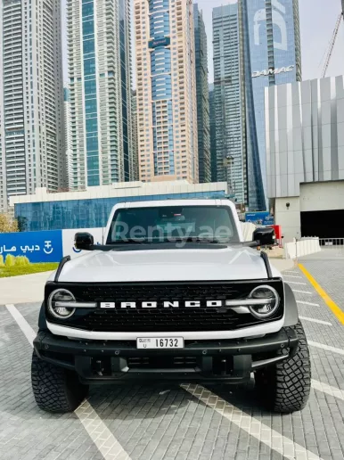 Ford Bronco Wildtrack (Blanc), 2022 &agrave; louer &agrave; Duba&iuml;