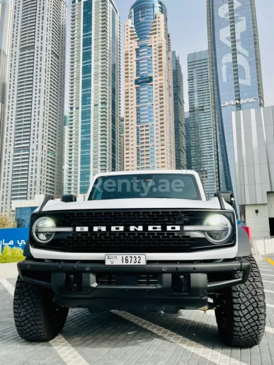 Ford Bronco Wildtrack (Blanc), 2022 &agrave; louer &agrave; Duba&iuml;