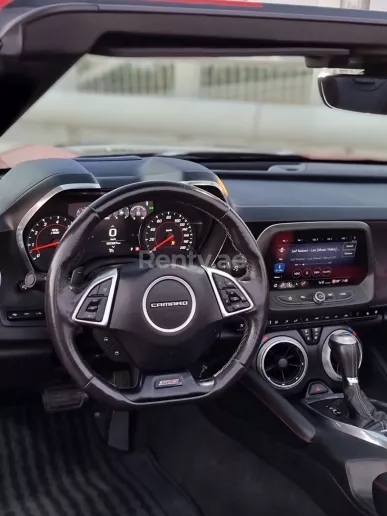 Chevrolet Camaro V8 cabrio (Rood), 2020 te huur in Dubai