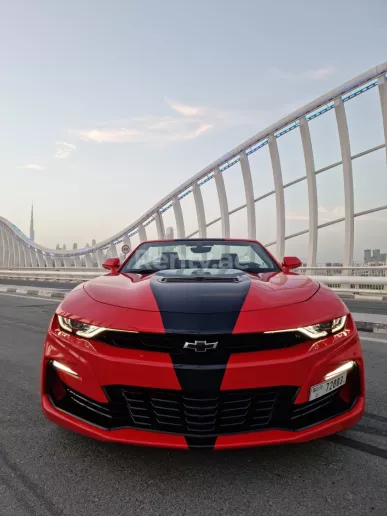 Chevrolet Camaro V8 cabrio (Rood), 2020 te huur in Dubai
