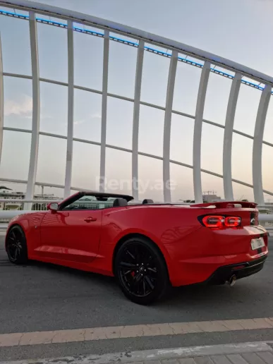 Chevrolet Camaro V8 cabrio (Rood), 2020 te huur in Dubai