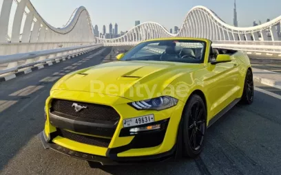 Ford Mustang Eco Boost cabrio (Jaune), 2019 &agrave; louer &agrave; Duba&iuml;