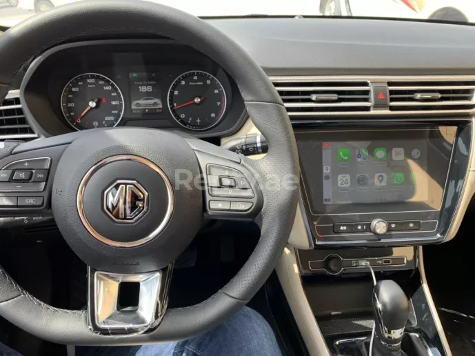 在迪拜 租 MG5 (金), 2023