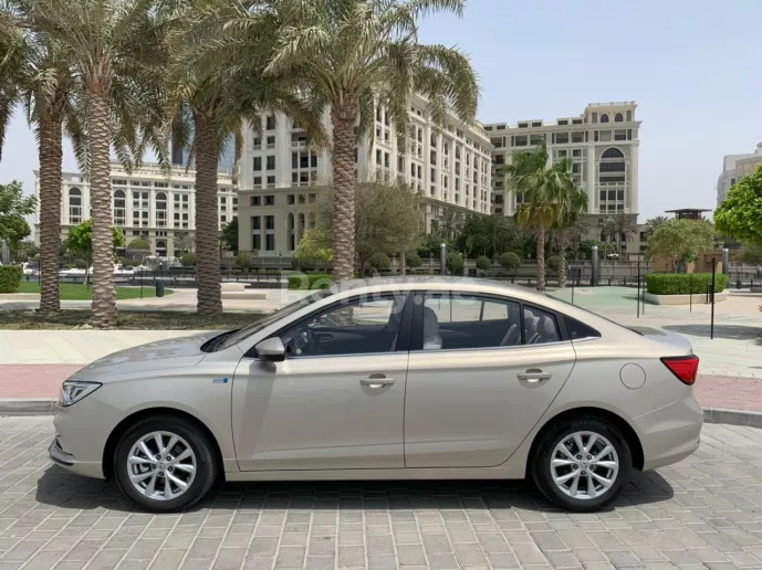 在迪拜 租 MG5 (金), 2023