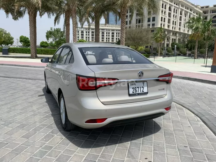 在迪拜 租 MG5 (金), 2023
