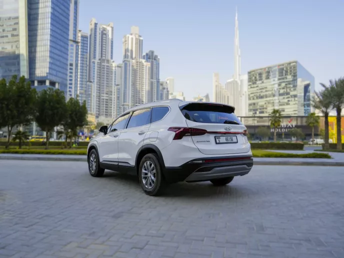 Hyundai Santa Fe (Жемчужно-белый), 2023 для аренды в Дубай