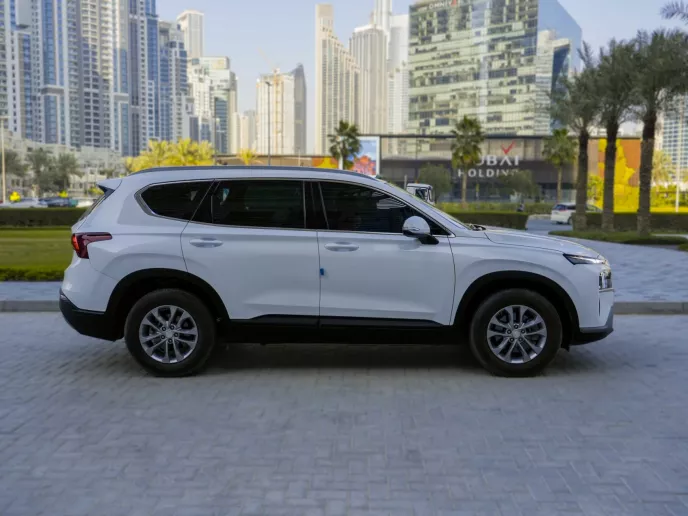 Hyundai Santa Fe (Жемчужно-белый), 2023 для аренды в Дубай