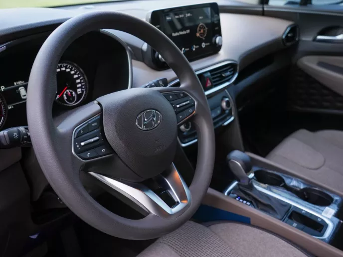 Hyundai Santa Fe (Жемчужно-белый), 2023 для аренды в Дубай