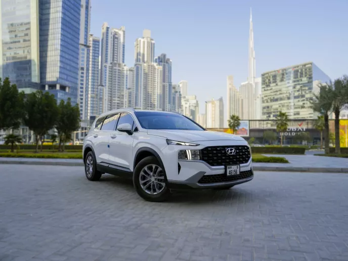 Hyundai Santa Fe (Жемчужно-белый), 2023 для аренды в Дубай