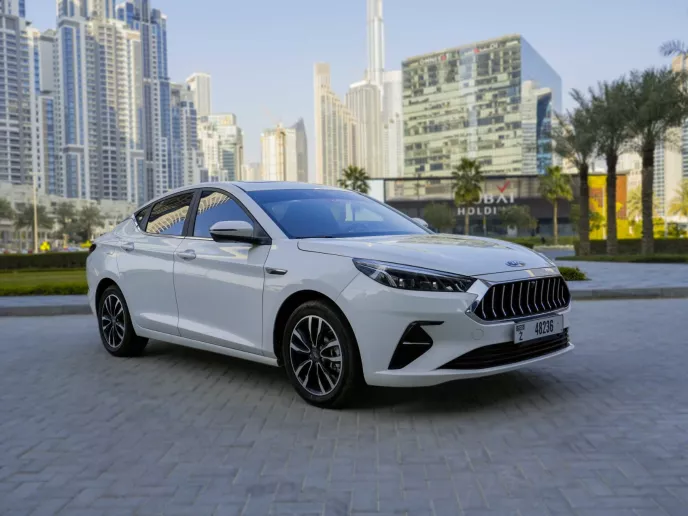 JAC J7 (Blanco), 2023 para alquiler en Dub&aacute;i