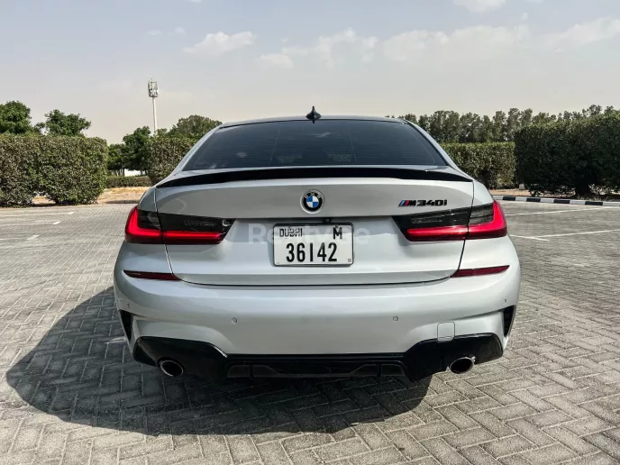 2020 BMW 330i Silver with M340i bodykit (Plata), 2020 para alquiler en Dub&aacute;i