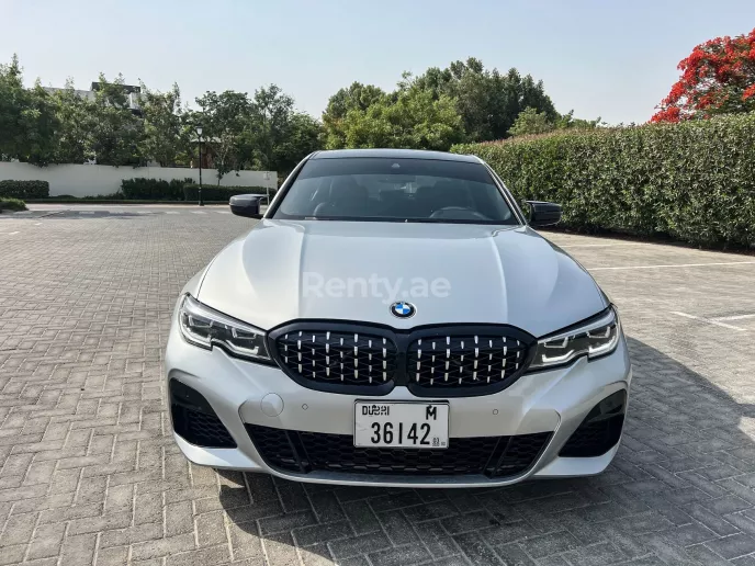 2020 BMW 330i Silver with M340i bodykit (Plata), 2020 para alquiler en Dub&aacute;i