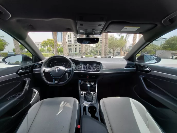 Volkswagen Jetta (Blanco), 2022 para alquiler en Dub&aacute;i
