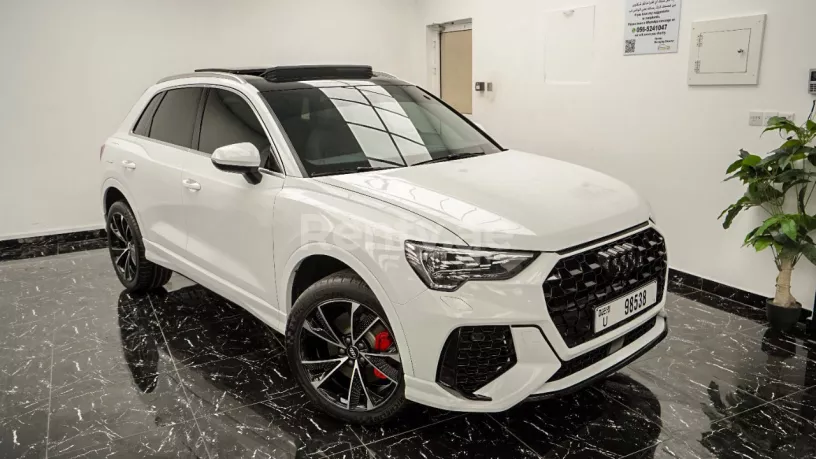 2021 Audi Q3 with RS3 bodykit (Bianco grigio), 2021 in affitto a Dubai