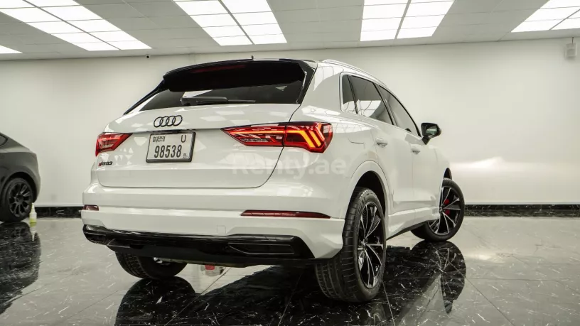 2021 Audi Q3 with RS3 bodykit (Bianco grigio), 2021 in affitto a Dubai