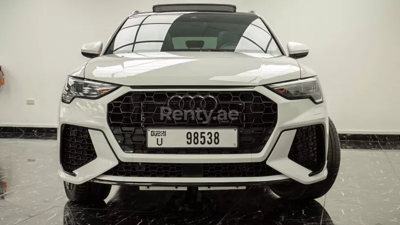 2021 Audi Q3 with RS3 bodykit (Bianco grigio), 2021 in affitto a Dubai