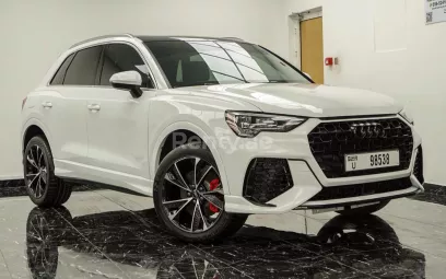 2021 Audi Q3 with RS3 bodykit (Blanco gris), 2021 para alquiler en Dub&aacute;i