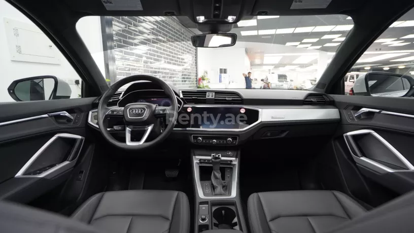 2021 Audi Q3 with RS3 bodykit (Bianco grigio), 2021 in affitto a Dubai