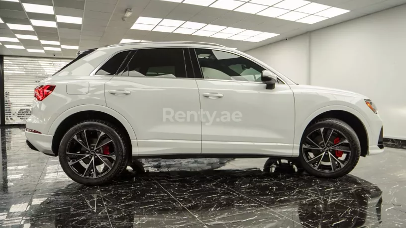 2021 Audi Q3 with RS3 bodykit (Bianco grigio), 2021 in affitto a Dubai