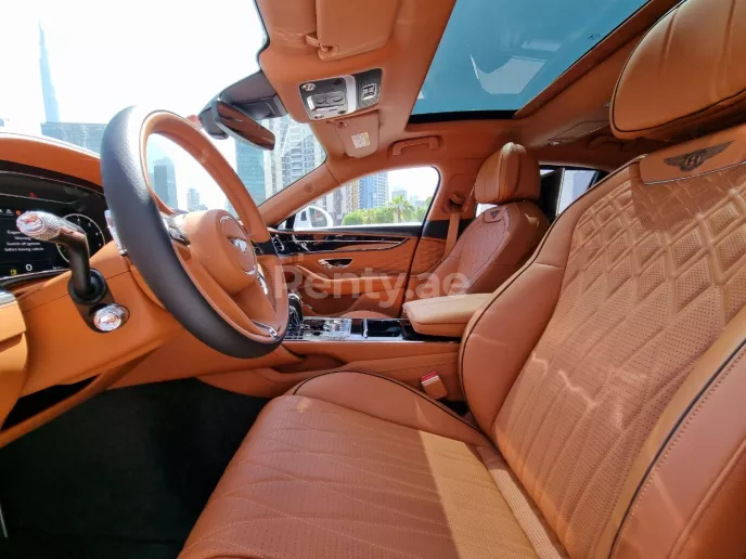 Bentley Flying Spur (Gris blanc), 2022 &agrave; louer &agrave; Duba&iuml;