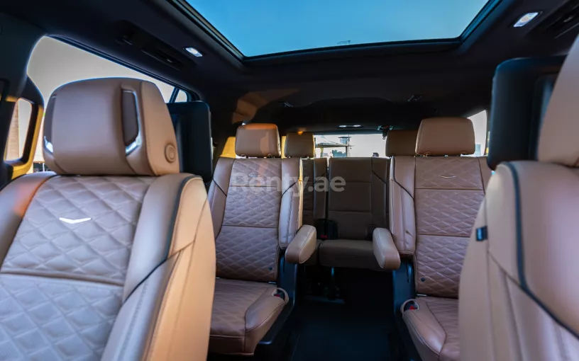 Cadillac Escalade (Wei&szlig;), 2021  zur Miete in Abu Dhabi