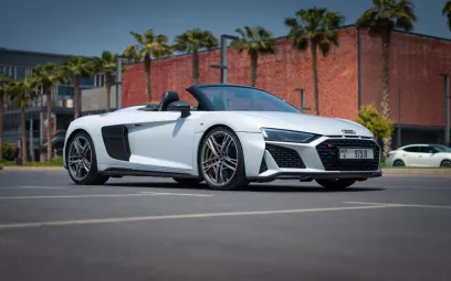 Audi R8 Spyder (Blanco), 2019 para alquiler en Abu Dhabi