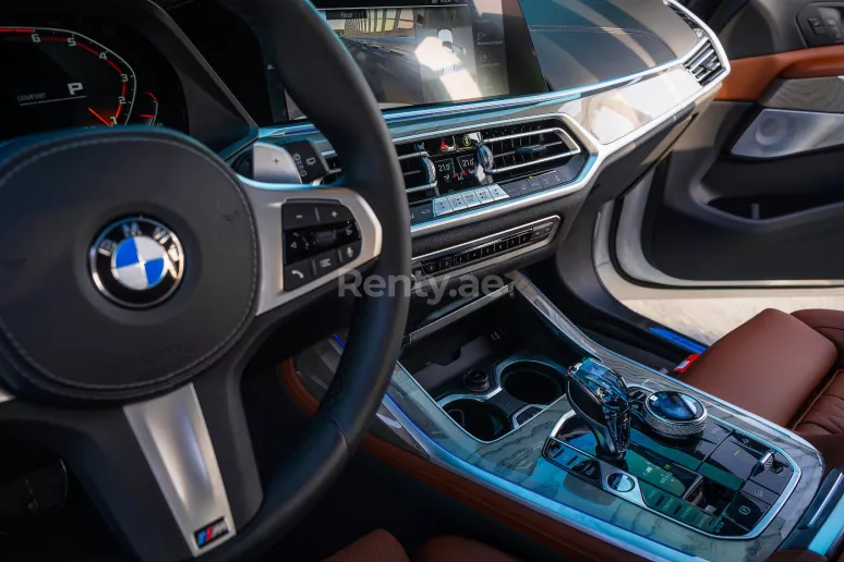 BMW X7 (Wei&szlig;), 2021  zur Miete in Abu Dhabi