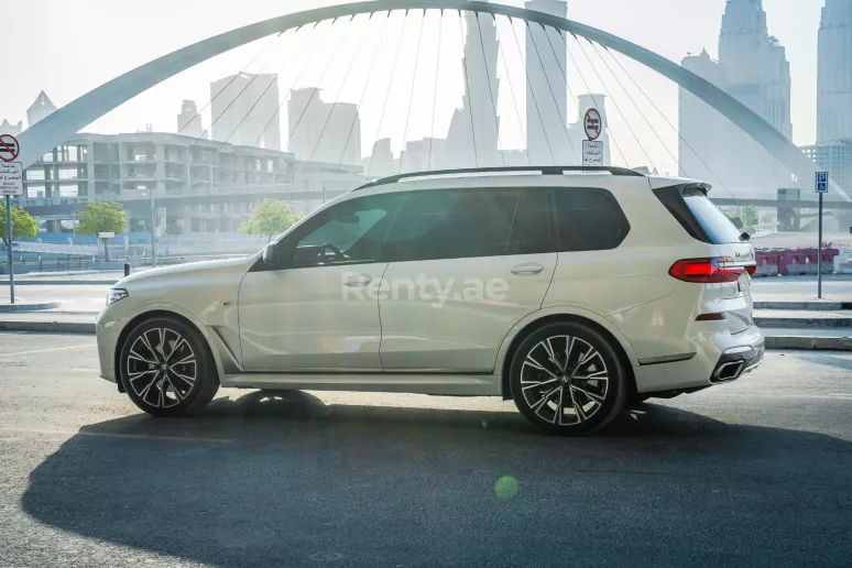 BMW X7 (Wei&szlig;), 2021  zur Miete in Abu Dhabi