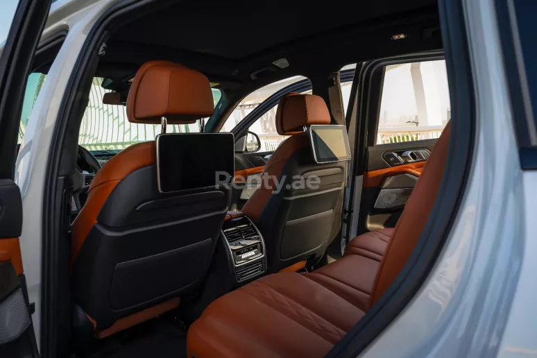 BMW X7 (Wei&szlig;), 2021  zur Miete in Abu Dhabi