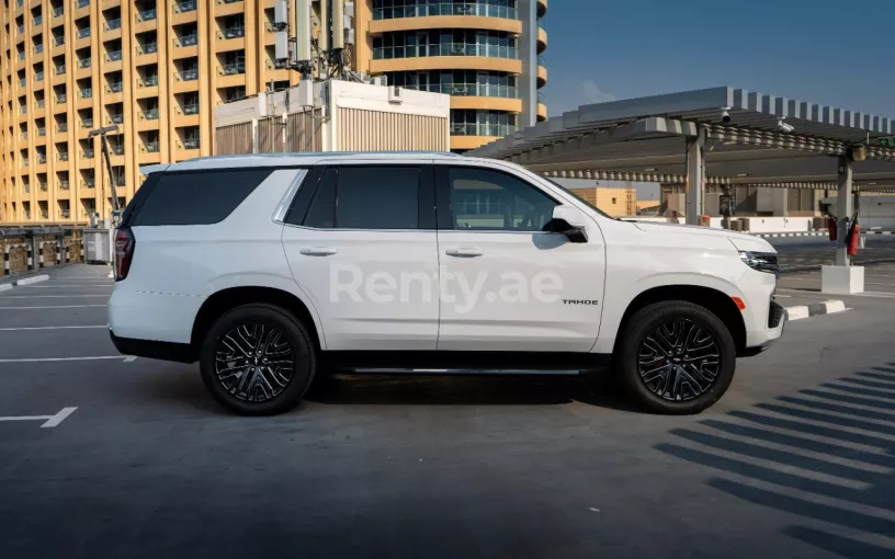 Chevrolet Tahoe (Wit), 2021 te huur in Abu Dhabi