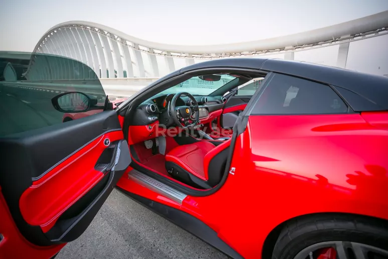 在阿布扎比 租 法拉利Portofino Rosso Black Roof (红色), 2019