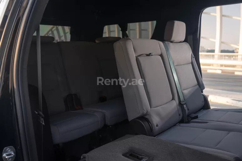 GMC Yukon XL (Zwart), 2021 te huur in Abu Dhabi
