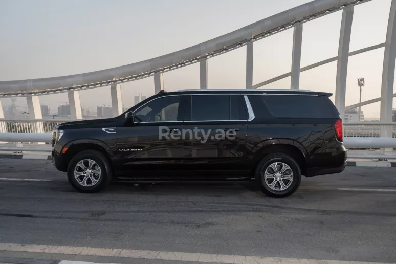GMC Yukon XL (Zwart), 2021 te huur in Abu Dhabi