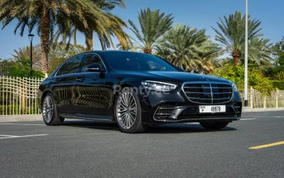Mercedes S500 (Schwarz), 2021 zur Miete in Abu Dhabi