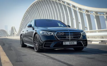 Mercedes S500 (Schwarz), 2021 zur Miete in Abu Dhabi