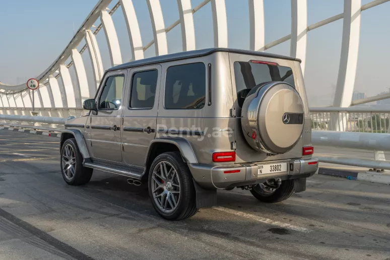 在阿布扎比 租 梅赛德斯 G63 AMG (灰色), 2021