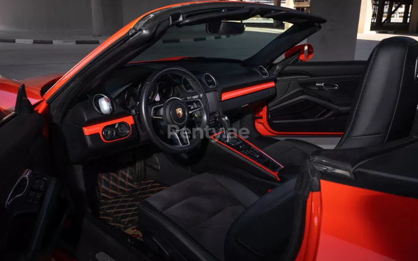 Abu Dabi'de kiralık Porsche Boxster 718 (Turuncu), 2020