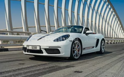 Abu Dabi'de kiralık Porsche Boxster 718 (Beyaz), 2019