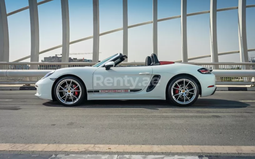 Porsche Boxster 718 (Wit), 2019 te huur in Abu Dhabi