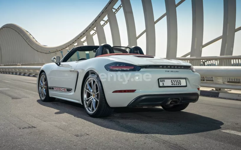 Porsche Boxster 718 (Wit), 2019 te huur in Abu Dhabi