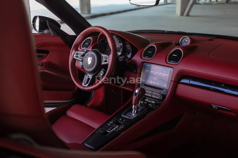 Porsche Boxster GTS (Zwart), 2019 te huur in Abu Dhabi