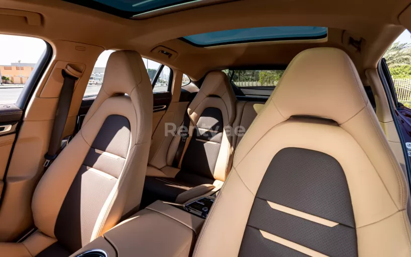 Porsche Panamera (Kastanjebruin), 2022 te huur in Abu Dhabi